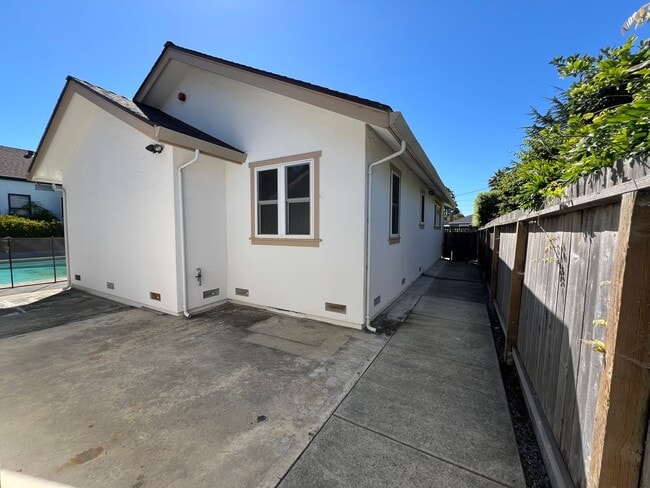 Building Photo - Spacious 4-Bedroom Retreat Just Steps from...
