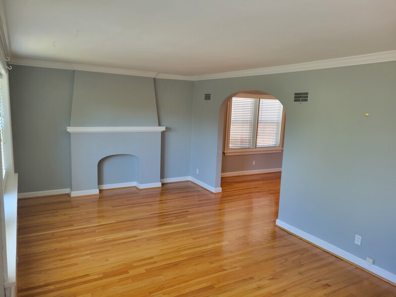 12x18 Front Room - 7230 W Park Ave