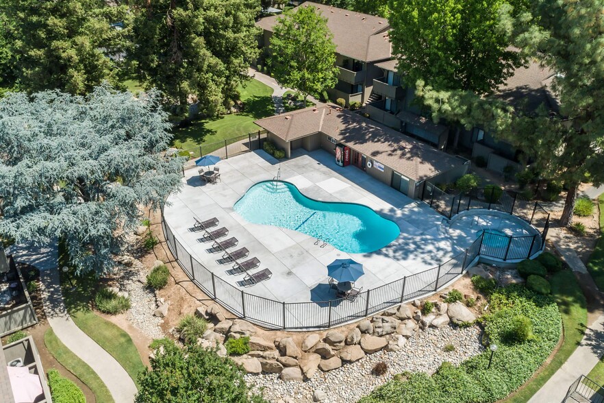 SHIMMERING SWIMMING POOL - The Woodlands Apartments