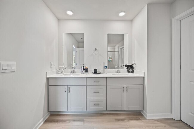 Building Photo - 107 Meander Dr