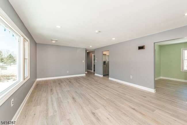 Building Photo - 10 Cardinal Ln