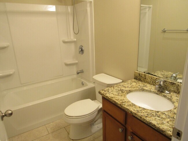 Building Photo - Londonderry 3 Bedroom Available NOW for Rent!