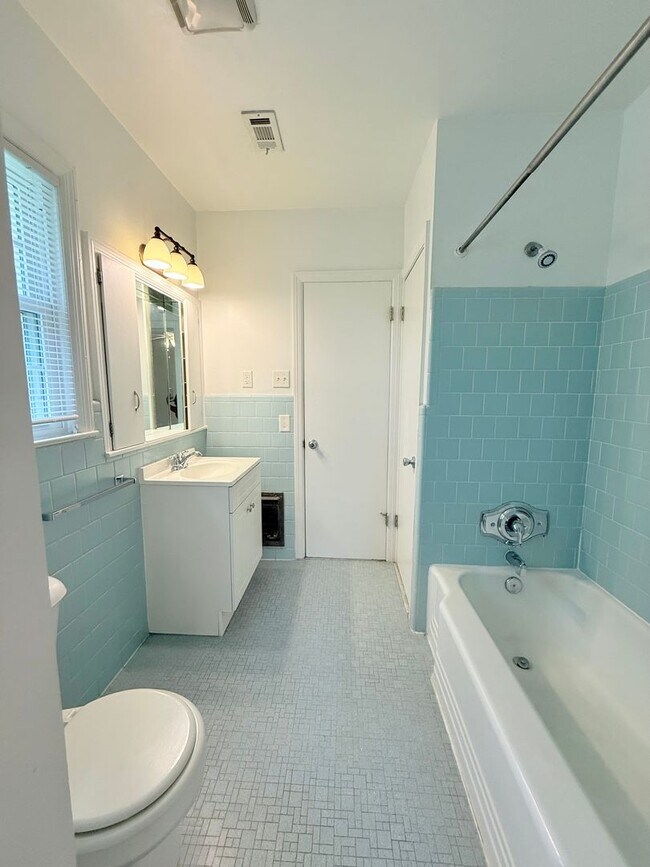 Building Photo - Quaint Upstairs 2 Bedroom