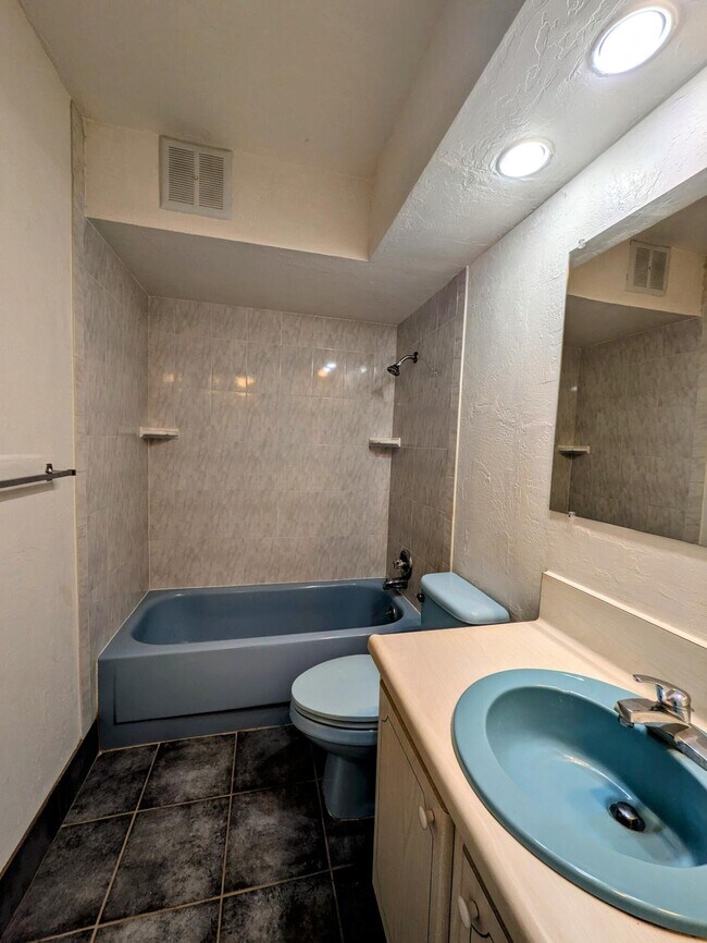 Building Photo - 131 Doolen Ct