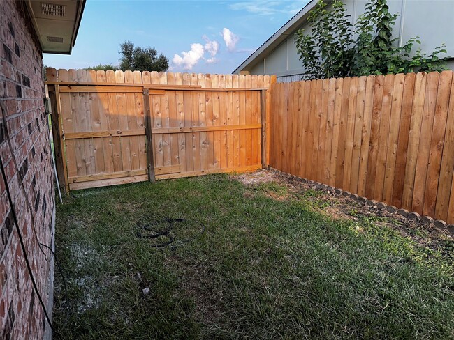 Building Photo - 5915 Trailview Dr