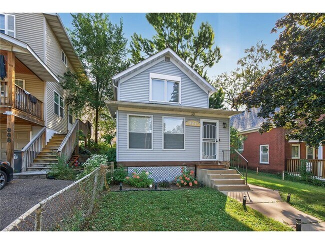 Building Photo - 884 Westminster St