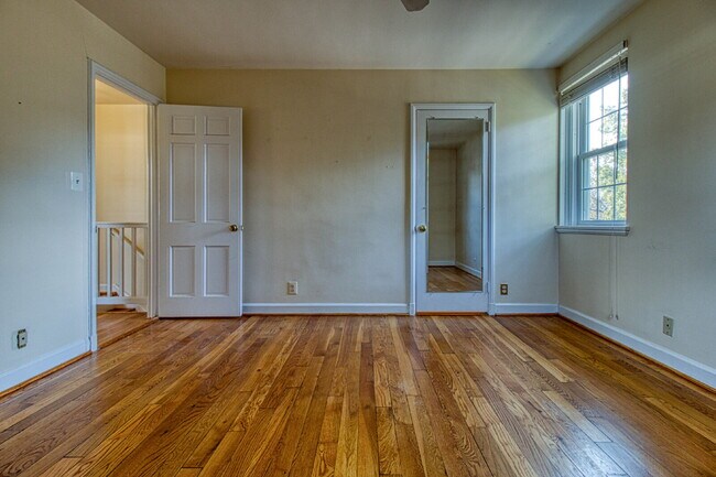 Building Photo - Discover Exceptional Townhouse Living!