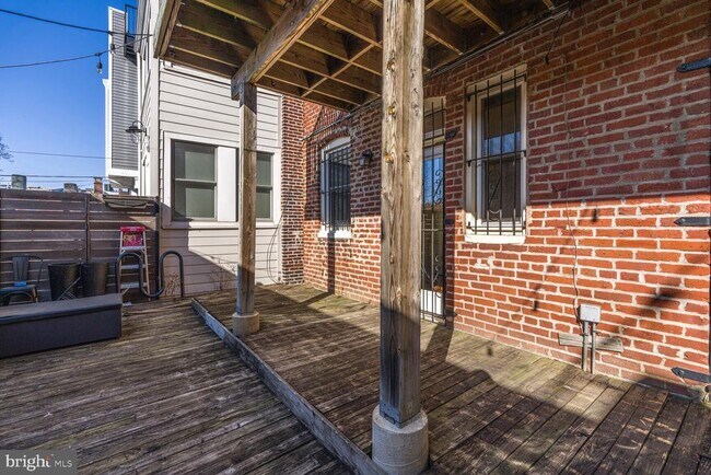 Building Photo - 424 11th St NE
