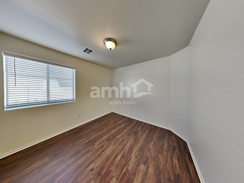 Building Photo - 6019 W Jones Ave