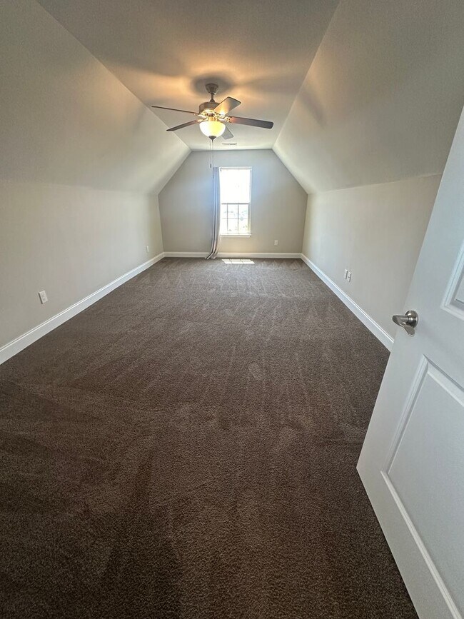Building Photo - Incredible views 4 bed / 2.5 bath, master on main