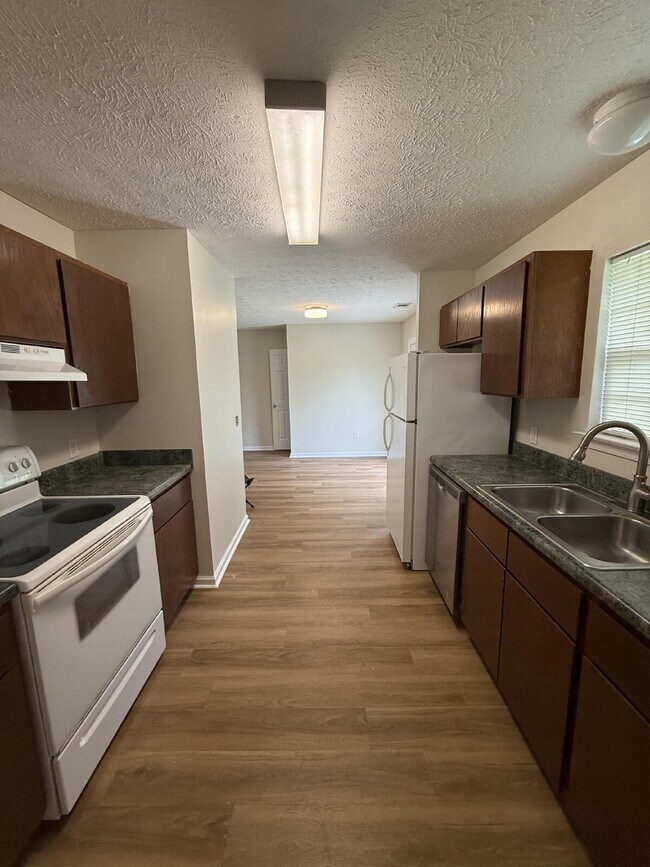 Building Photo - Charming 3-Bedroom Bloomingdale Retreat on over 1 acre!