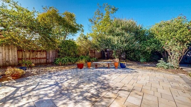 Building Photo - 1827 Creekside Rd