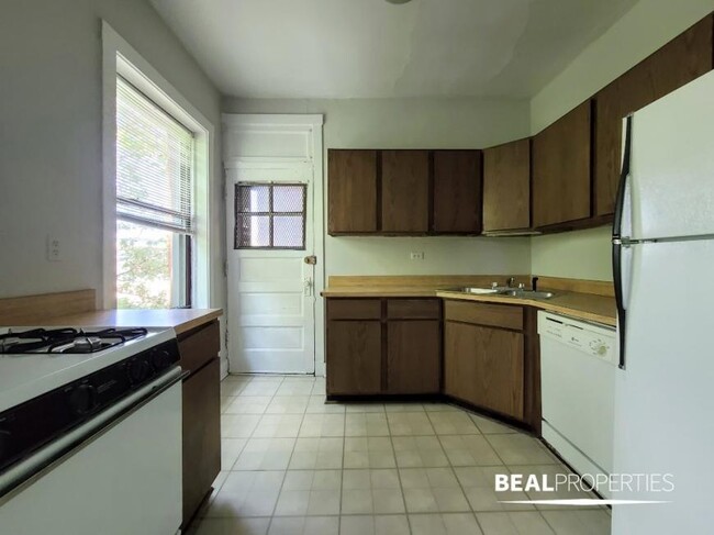Building Photo - 2 bedroom in CHICAGO IL 60657