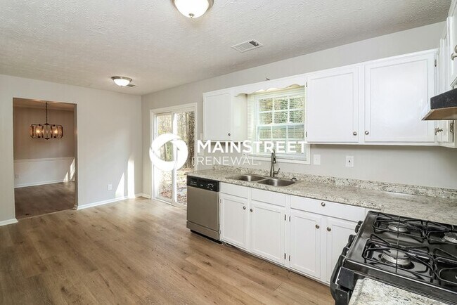 Building Photo - 3 Bedroom Pet-Friendly Home in Kennesaw, GA with Main Street Renewal