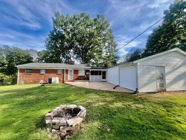Building Photo - This Beautiful 4 bed 2.5 bath brick ranch ...