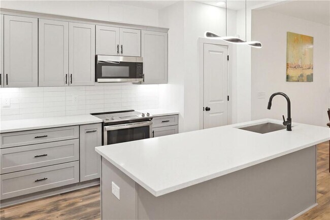 Building Photo - 2884 Thompson Cir