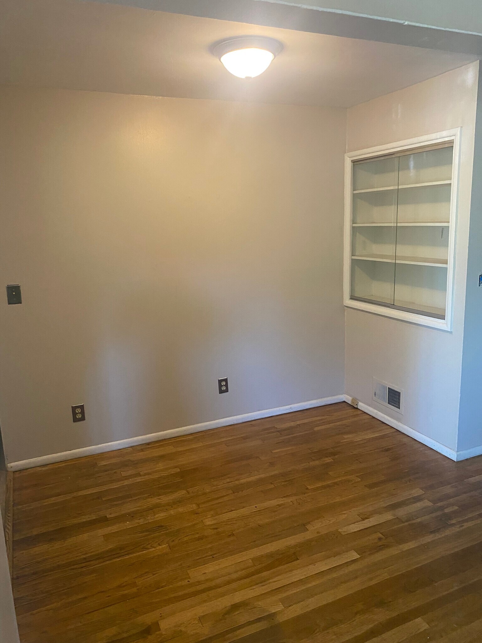 dining area - 126 N Morgan St