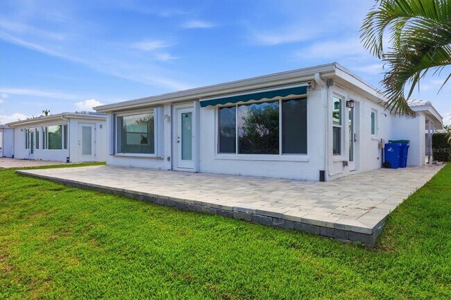 Building Photo - 885 Spanish Dr N