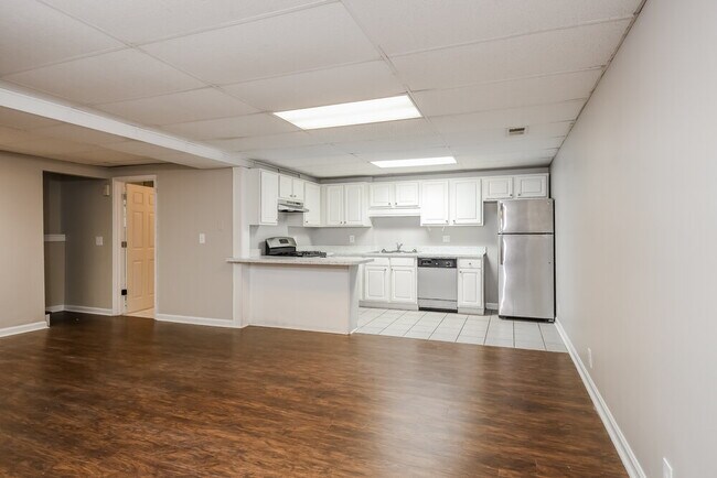 Building Photo - 185 Castleair Ct NE