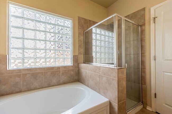 Building Photo - 906 Ashbury Bluff