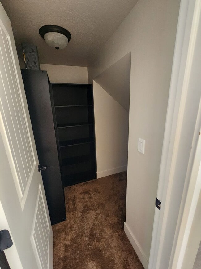 Building Photo - Charming Townhome