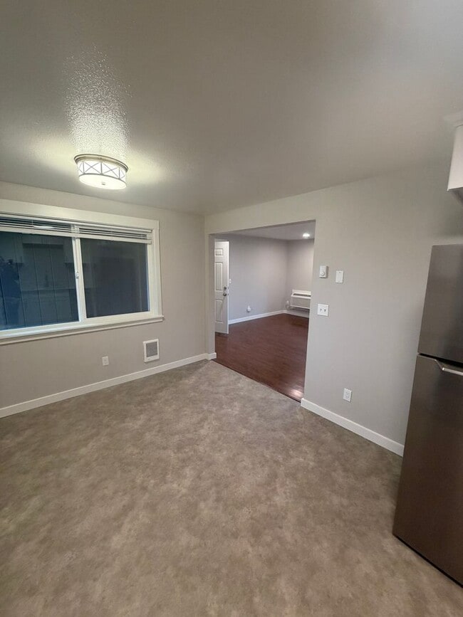 Building Photo - Large Updated 2 Bedroom with New Appliances!