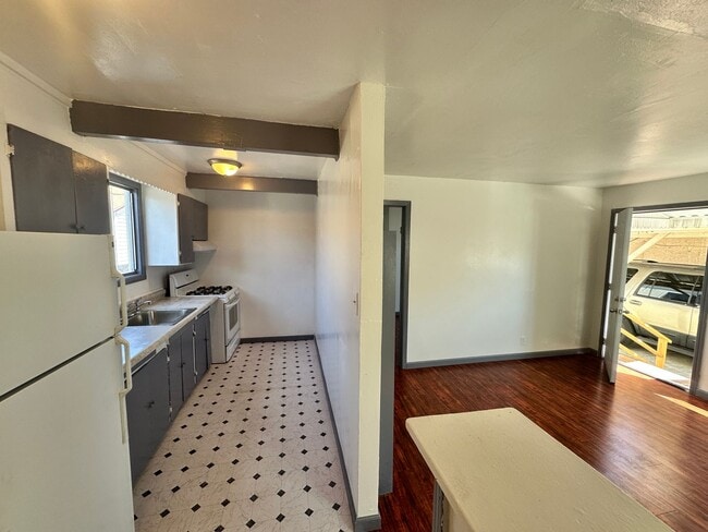Building Photo - 2/ Bedrooms 1  Bathroom  House In a Quiet ...