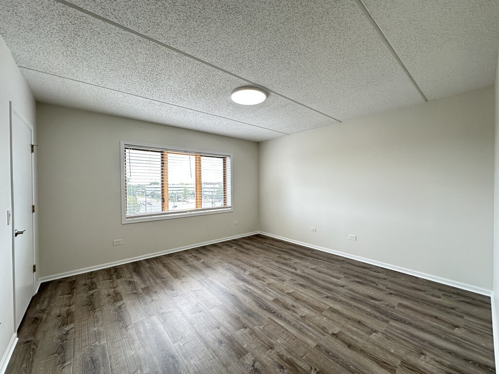 Building Photo - 5555 N Cumberland Ave