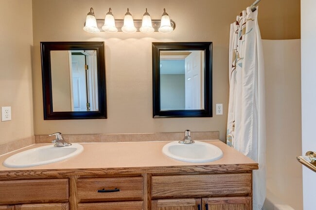 Building Photo - 3 Bedroom 2 Bath Home in Redwing