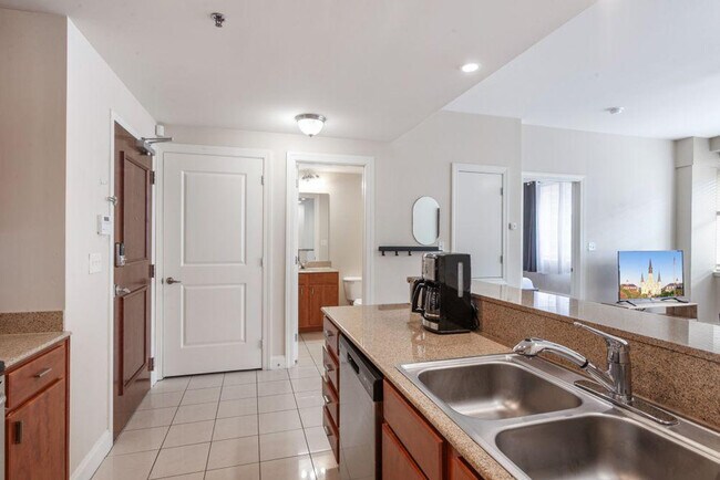 Building Photo - 925 Common St