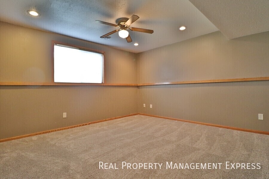 Building Photo - 3 Bed 2 Bath home with Double Garage