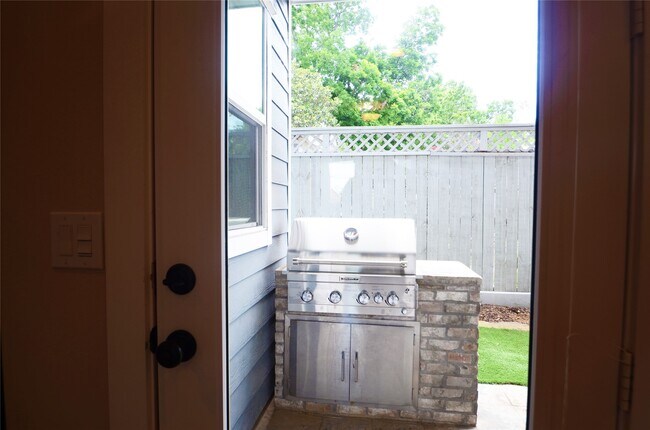 Building Photo - 8610 Ashland Way