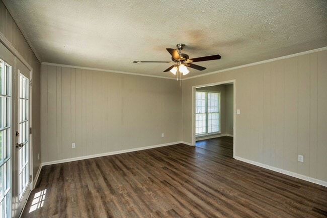 Building Photo - ** 4 Bed 2 Bath located in Ridgefield **Call 334-366-9198 to schedule a self tour