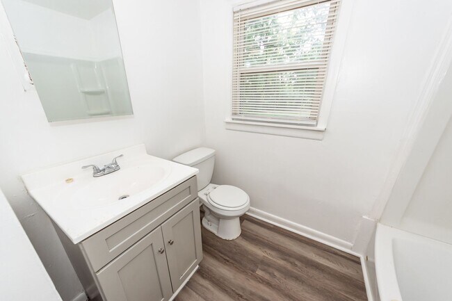 Building Photo - 3 Bedroom, 1 Bathroom Home in Waylyn Subdivision - North Charleston