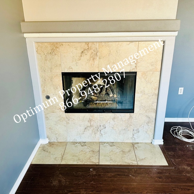 Building Photo - Modern Elegance and Comfort!