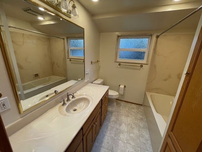 Building Photo - Edmonds View Home