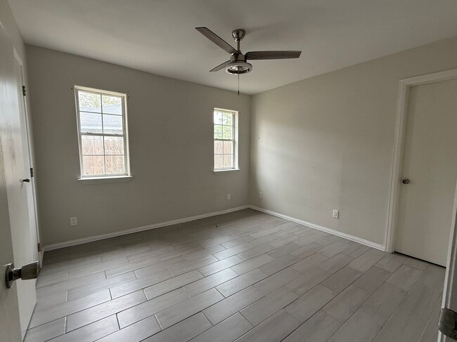 Building Photo - 421 Richmond Dr