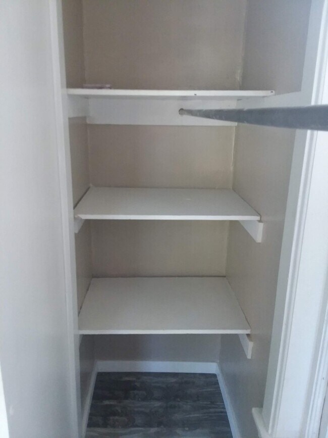 Building Photo - Cap Hil Adorable 1 Bedroom Available Now!