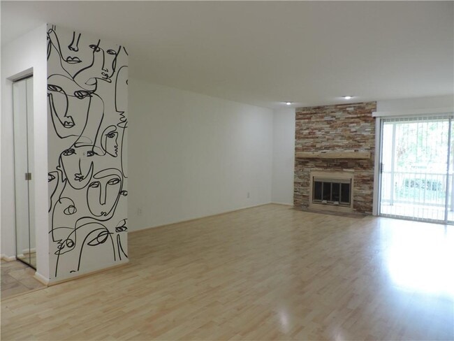Building Photo - 68 Springhedge Ct St