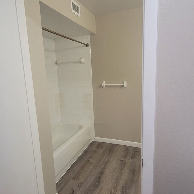 Building Photo - 1/1 condo on ground floor available now in Rockledge