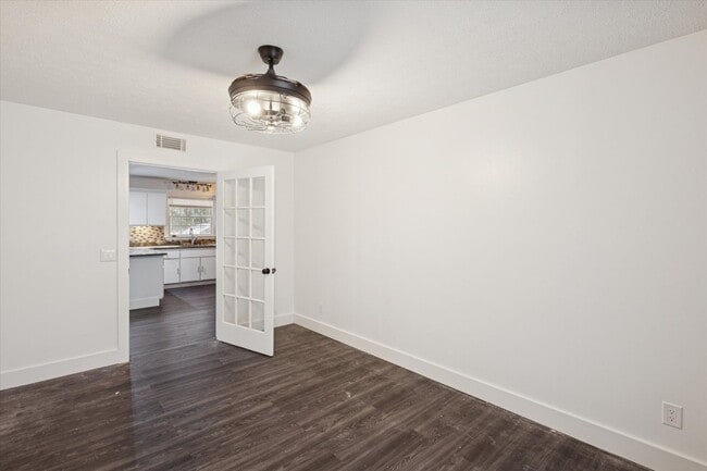 Building Photo - MOVE-IN READY! (Pet Friendly)