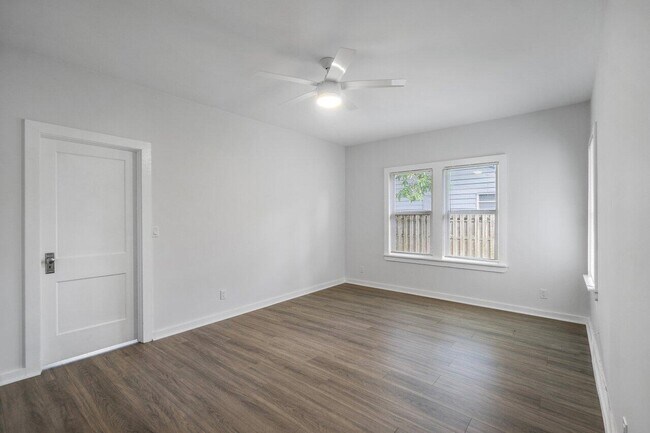 Building Photo - 424 53rd St
