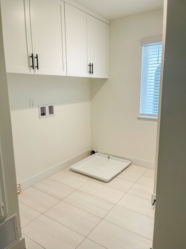 Building Photo - 204 18th St