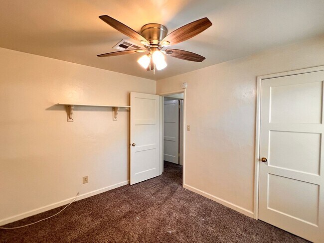 Building Photo - Central Bakersfield Home