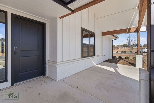 Building Photo - Lawn Care Included! Fully Updated 2 Bed / 2 Bath Duplex – Prime Broken Arrow Location!