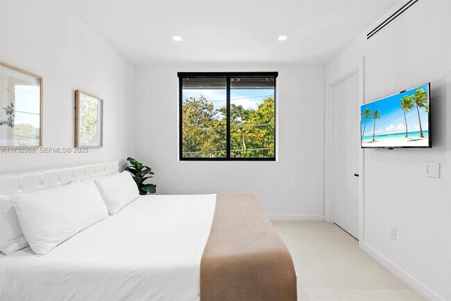 Building Photo - 2572 NE 182nd Terrace