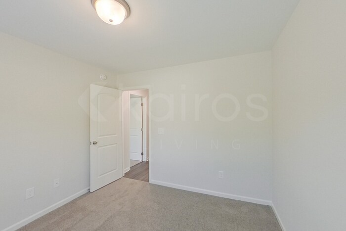 Building Photo - 114 Live Oak Dr