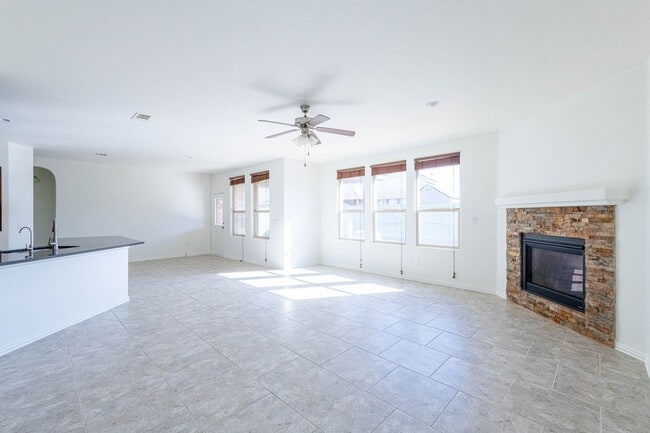 Building Photo - 4 Bedroom 2 Bathroom Ready to rent April 1st, 2026