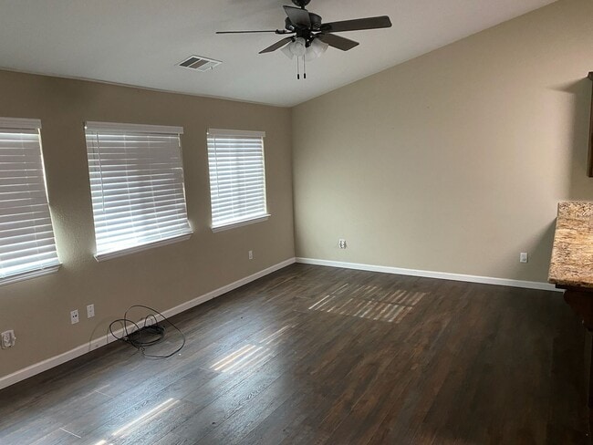 Building Photo - 2336 W Packwood Dr
