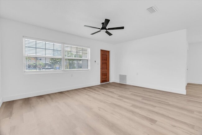 Building Photo - 8801 Sunlit Cove Dr NE